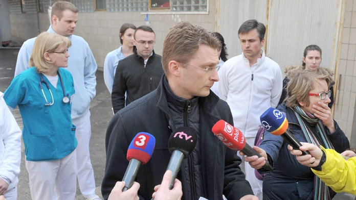  predseda Lekárskeho odborového zväzu Peter Visolajský. 
