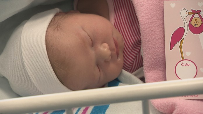 Len 30 sekúnd po polnoci porodila mamička Denisa dcérku Denisu Nelu. 