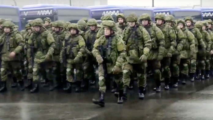 Ruskí náboroví pracovníci pochodujú pred vojenským výcvikom v Moskve.