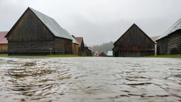 GALÉRIA: Liptovskú Tepličku zaliala voda. Od rána husto prší na viacerých miestach Slovenska