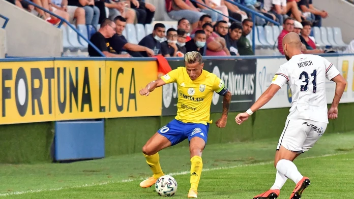 Na snímke vľavo hráč MFK Zemplín Michalovce Igor Žofčák a vpravo hráč FC ViOn Zlaté Moravce – Vráble Jozef Menich.