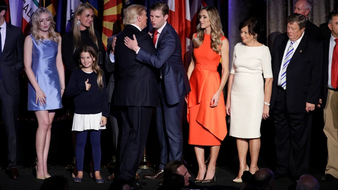 Americký prezident Donald Trump so synom Ericom a ostatnými deťmi a členmi rodiny. 
