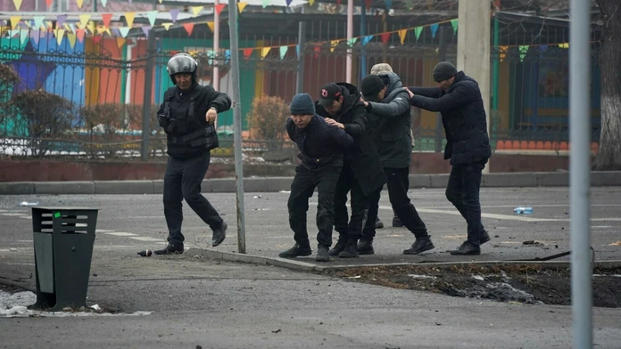 Zadržaní účastníci protestov v hlavnom meste.