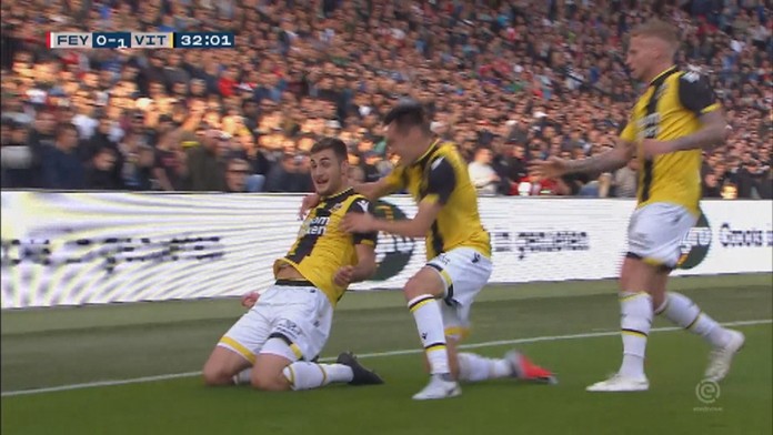 Matúš Bero solavuje so spoluhráčmi svoj gól.