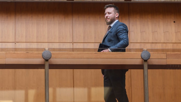 Na snímke poslanec NRSR Peter Kotlár (SNS) prichádza na rokovanie vlády.
