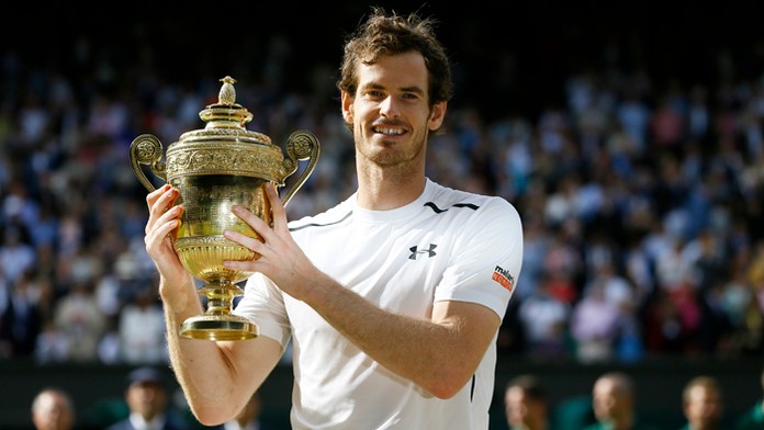 Andy Murray s wimbledonskou trofejou.