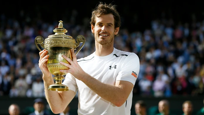 Andy Murray s wimbledonskou trofejou.