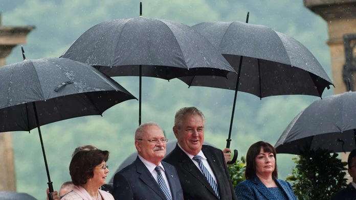 Prezidenti Miloš Zeman s manželkou Ivanou a Ivan Gašparovič s manželkou Silviou