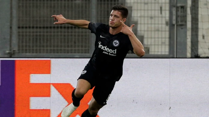 Útočník Frankfurtu Luka Jovič oslavuje svoj gól na pôde Marseille v stretnutí EL.