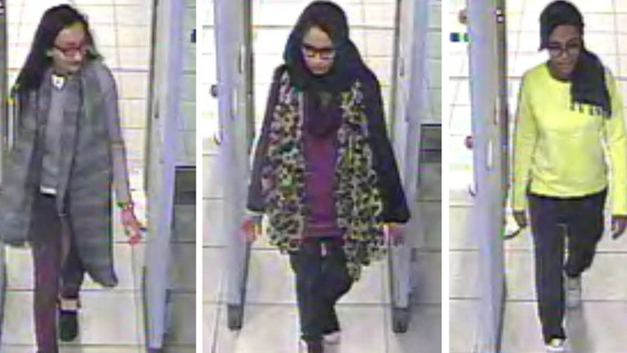 Britské školáčky, zľava Kadiza Sultana (16), Shamima Begum (15), Amira Abase (15) prechádzajú cez kontrolu na londýnskom letisku