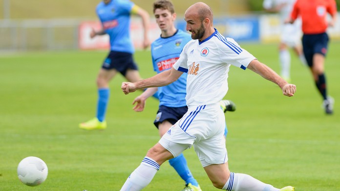 Robert Vittek (Slovan) strieľa na bránu v odvete predkola EL UEFA proti UC Dublin.