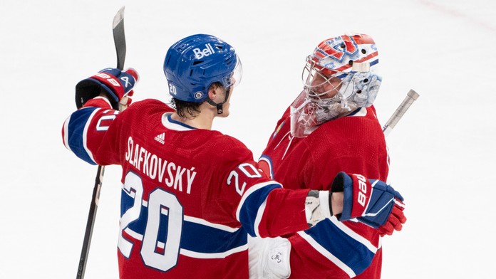 Na snímke zľava slovenský útočník Montrealu Juraj Slafkovský a brankár Cayden Primeau.