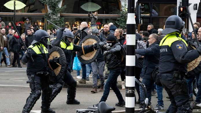 Stret polície s demonštrantami v Amsterdame.