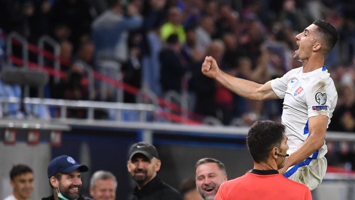 Slovenský obranca Martin Koscelník oslavuje gól v kvalifikácii MS 2022 proti Cypru.