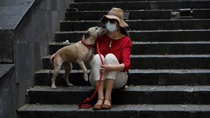 Víťazná snímka World Press Photo 2020 od fotografa Jasujošiho Čibu- Recitujúci sudánsky demonštrant.