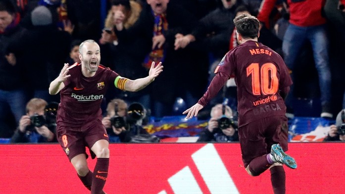 Andrés Iniesta a Lionel Messi oslavujú gól do siete Chelsea.