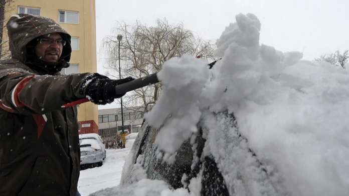 Za zasnežené auto vám hrozí pokuta. Sneh a ľad predstavujú na vozidle nebezpečenstvo
