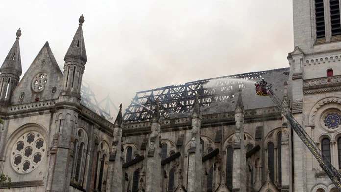 Hasiči hasia požiar, ktorý zachvátil historickú baziliku Saint-Donatien v meste Nantes.
