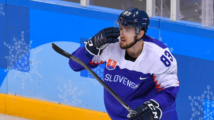 Radosť slovenských hokejistov po góle v sieti Olympionikov z Ruska v zápase ZOH 2018.