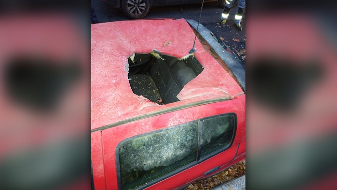 Francúzska polícia rieši záhadu: Polmetrovú dieru v streche auta zrejme spôsobil meteorit
