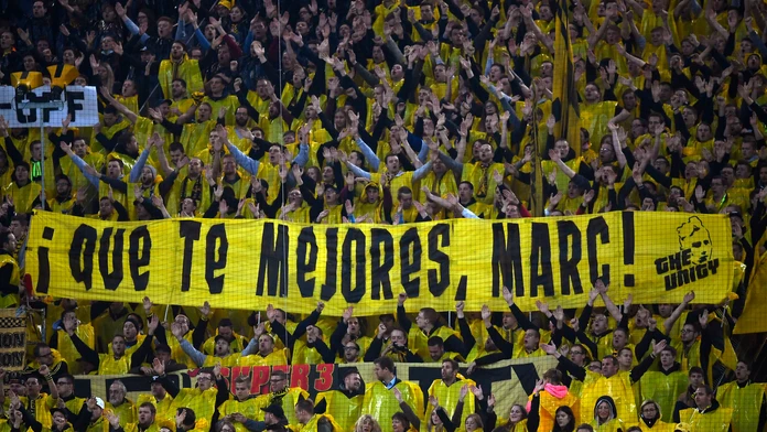 Fanúšikovia Borussie Dortmund na transparente vyjadrili podporu Marcovi Bartrovi.