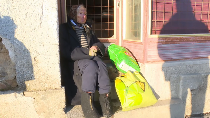 Dôchodkyňa žije v dome bez elektriny.