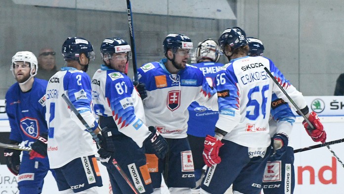 Gólová radosť hráčov Slovenska v prípravnom zápase pred MS 2018 proti Francúzsku.