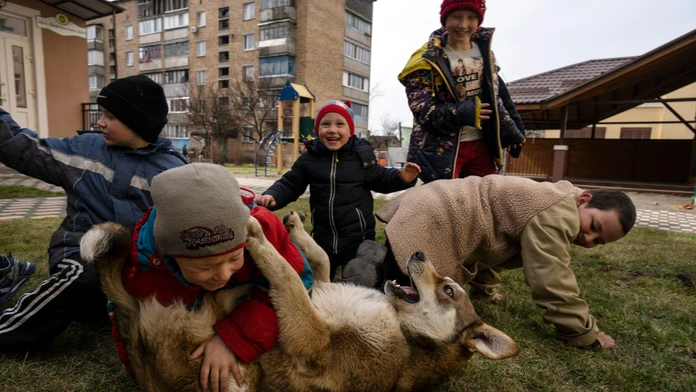 FOTOGRAFIE TÝŽDŇA: Bezstarostné sloníča, obrad za potopenú Moskvu či živá Krížová cesta