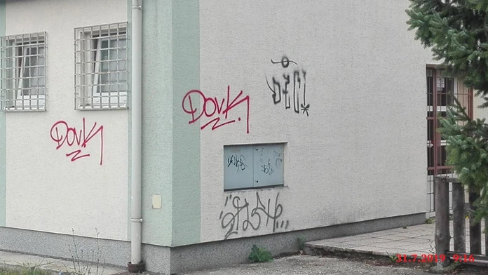 Odkaz od sprejera na verejnej tabuliy mesta Sliač. 
