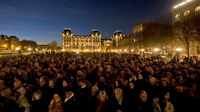 V nedeľu večer sa v katedrále Notre-Dame konala zádušná omša za obete útokov. 