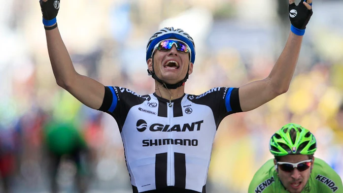 Nemecký cyklista Marcel Kittel víťazí pred  Petrom Saganom na TdF 5. júla 2014.