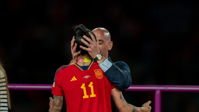 Luis Rubiales pobozkal po víťaznom zápase futbalistku Jennifer Hermosovú.