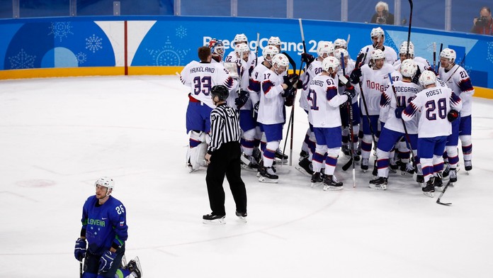 Na snímke vľavo bezradný Slovinec Jan Urbas, vpravo radosť nórskych hráčov po víťazstve v kvalifikačnom zápase o postup do štvrť