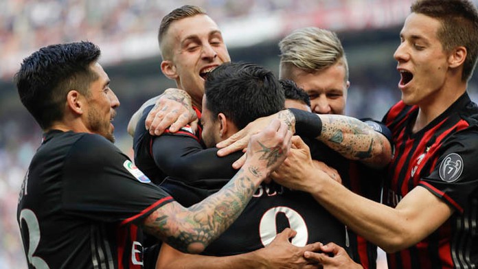 Hráči AC Miláno - José Sosa, Gerard Deulofeu, Juraj Kucka a Mario Pašalić.