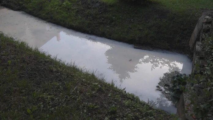 Potok v košickej Šaci sa zafarbil dobiela