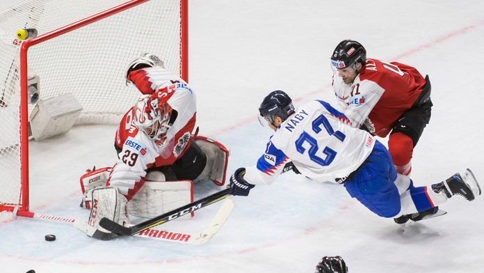 Ladislav Nagy v šanci proti brankárovi Bernardovi Starkbumovi.