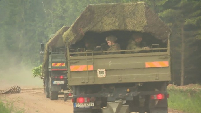 Vojaci počas presunu.