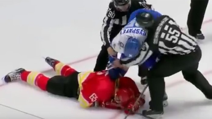 Damir Ryspajev (Barys Astana) knokautuje Tomáša Marcinka (Červená Hviezda Kchun-lun) 