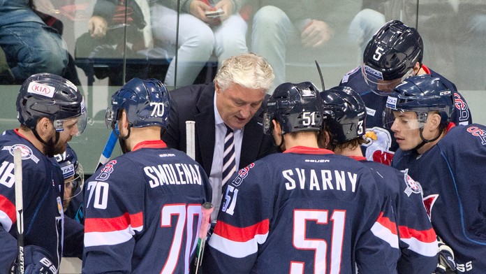 Porada na striedačke Slovanu počas stretnutia hokejovej KHL. (archív)