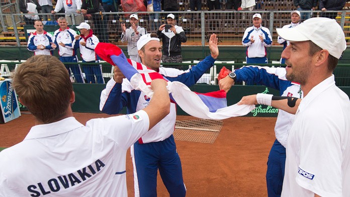 Andrej Martin (vľavo) a Igor Zelenay (vpravo) sa tešia so spoluhráčom Norbertom Gombošom.
