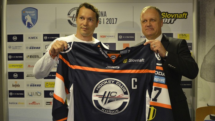 Ladislav Nagy a generálny manažér HC Košice Juraj Bakoš s kapitánskym dresom po podpise zmluvy. 