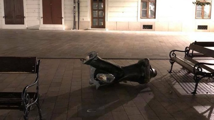 Socha napoleonského vojaka na Hlavnom námestí v Bratislave.