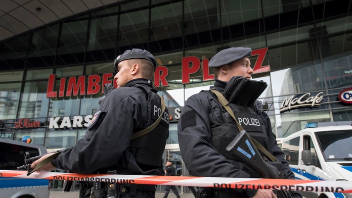 Nákupné centrum v Essene strážila v sobotu polícia.