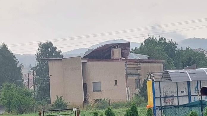 Zničená strecha po búrke.