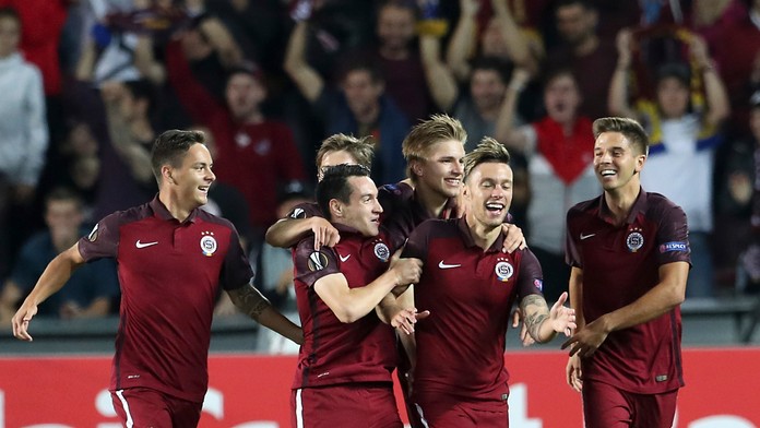 Václav Kadlec (druhý sprava) sa so spoluhráčmi zo Sparty Praha raduje z gólu v dueli EL proti Interu Miláno.
