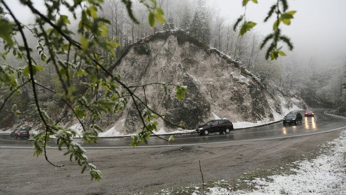 Sneženie na horskom priechode Šturec