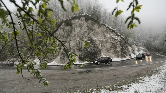 Sneženie na horskom priechode Šturec
