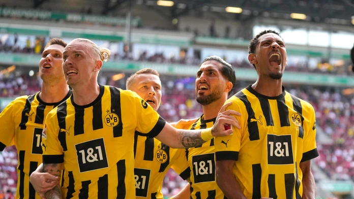 Hráč Dortmundu Sebastien Haller (vpravo) oslavuje gól so spoluhráčmi.