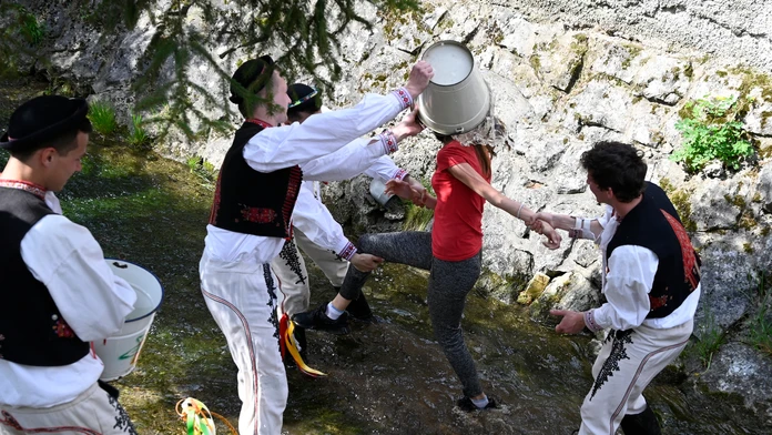 Mládenci z obce Selec neďaleko Trenčína počas oblievačky.