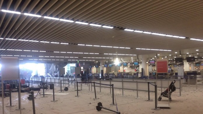 Odbavovacia hala bezprostredne po výbuchu bomby na bruselskom letisku Zaventem.